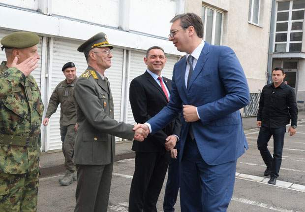 VUČIĆ ŠALJE PORUKU REGIJI: Parada 4.000 vojnika i policajaca, ruski tenkovi, avioni...